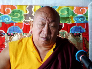 Rinpoche tokom mantra prakse sa u�enicima iz 'Padmasane'