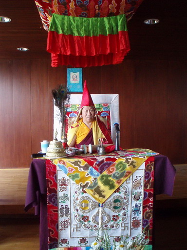 Rinpoche na tronu prije zavr�nog blagoslova u�enicima