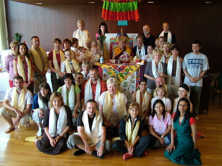 Rinpoche okru�en sanghom H.B.D. 'Padmasane'