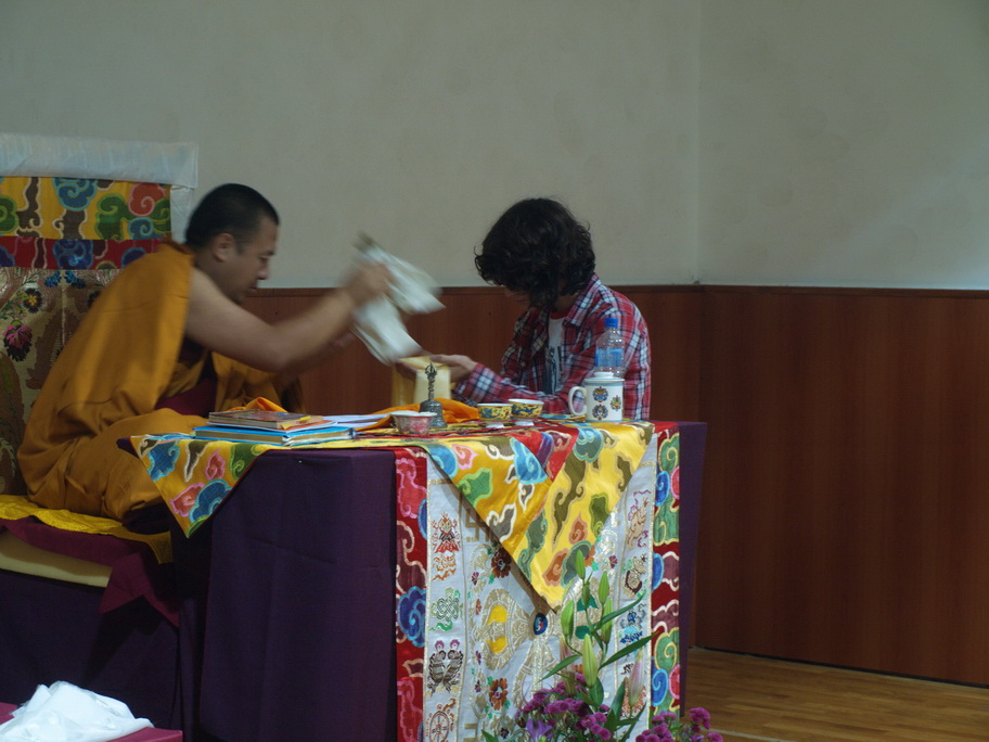 Prinos koji simbolizira Buddhin um.