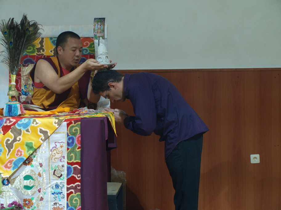 Blagoslov Yeshe Korlo za vrijeme inicijacije.