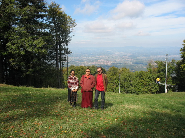 Ven. Alak Rinpoche, Genla Lobsang Norbu (Drago) and Lhamo Ozer Chenmo (Reena) na Sljemenu.